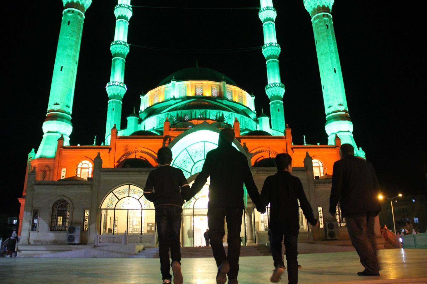 "Müslüman bir toplumda aileyi zayıflatacak hususlardan kaçınmalıyız"